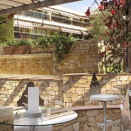 Hotel apartamentowy The Originals Residence, Les Strelitzias 4*