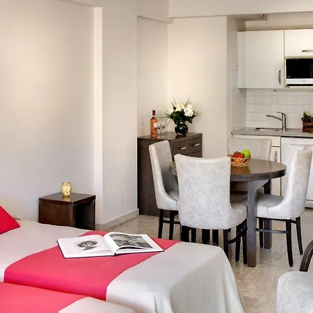 The Originals Residence, Les Strelitzias アパートホテル 4*