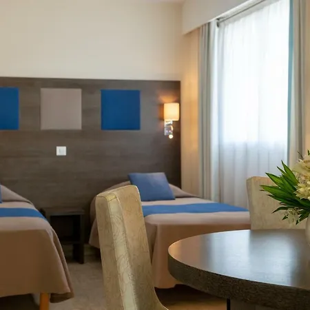 アパートホテル The Originals Residence, Les Strelitzias 4*