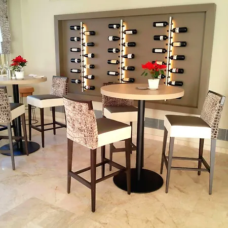 Aparthotel The Originals Residence, Les Strelitzias 4*