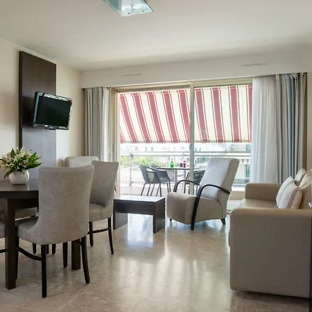 Hotel apartamentowy The Originals Residence, Les Strelitzias 3*